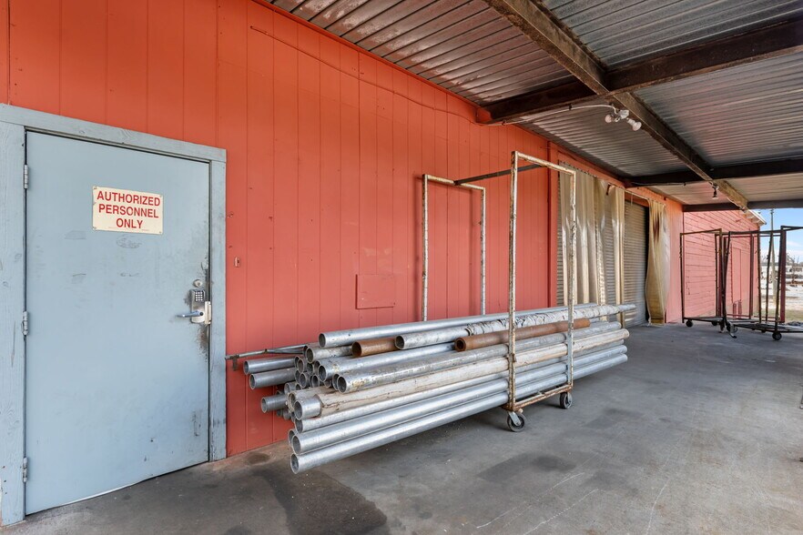 More Photos Of 312 W Luther Ave, Liberty Manufacturing For Sale