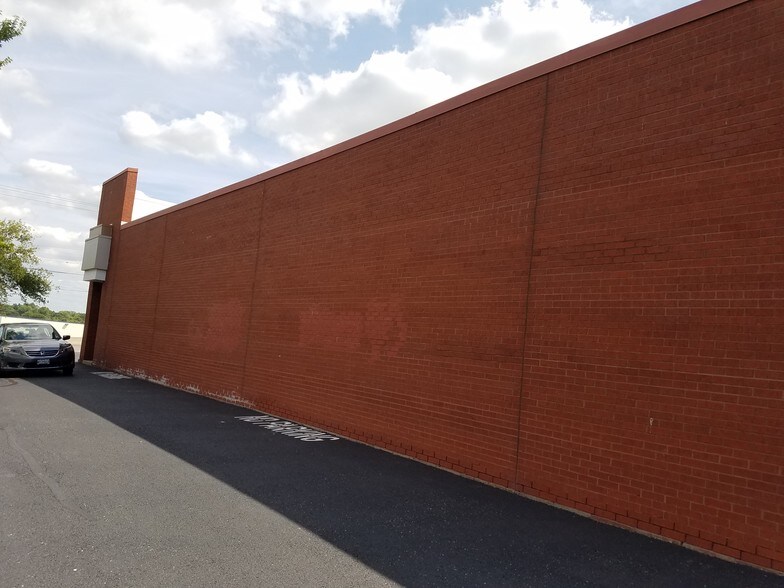 More Photos Of 3629-3639 N Lindbergh Blvd, Saint Ann Storefront For Lease