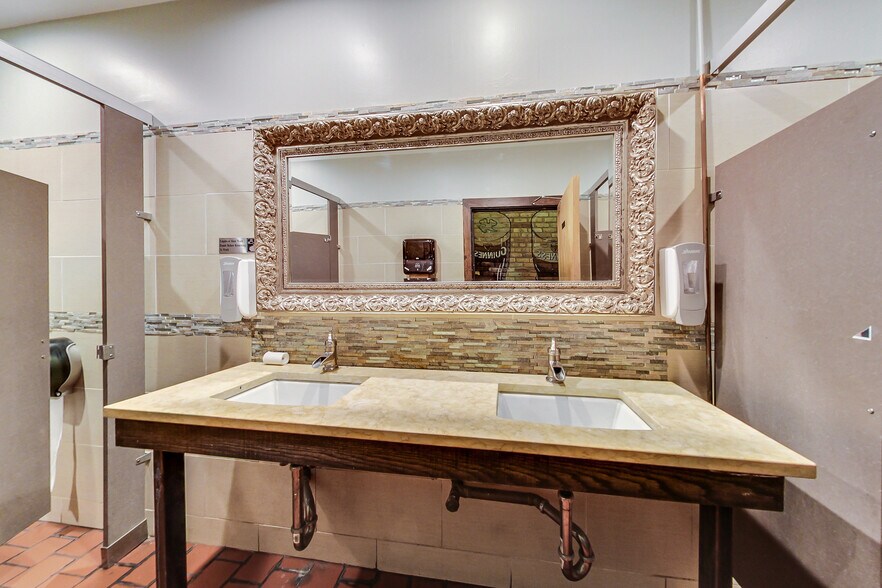 More Photos Of 2723 N Halsted St, Chicago Bar For Sale