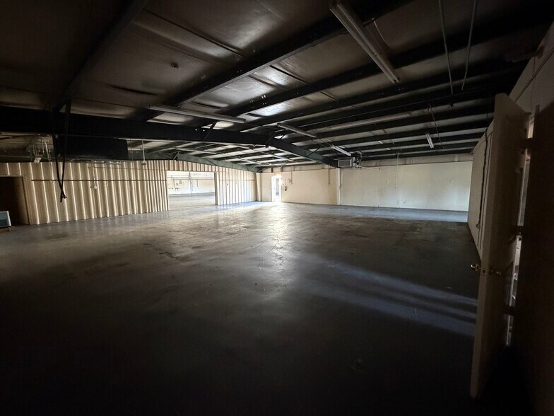 More Photos Of 1913 US 41 Hwy SW, Calhoun Flex For Lease