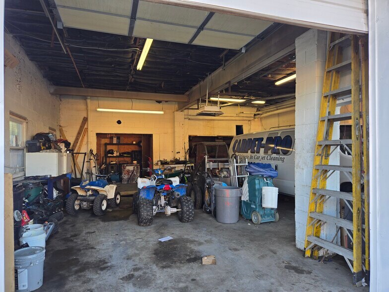 More Photos Of 6720 Railroad Ave, Omaha Warehouse For Sale