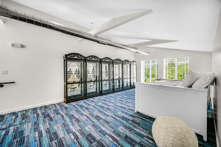 More Photos Of 2108-2260 Ferry Rd, Naperville Showroom For Sale