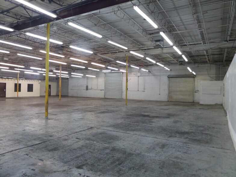 More Photos Of 2602 W Holly St, Phoenix Warehouse For Lease