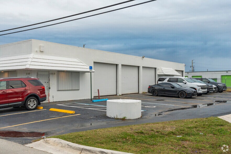 More Photos Of 960 S Dixie Hwy E, Pompano Beach Showroom For Lease