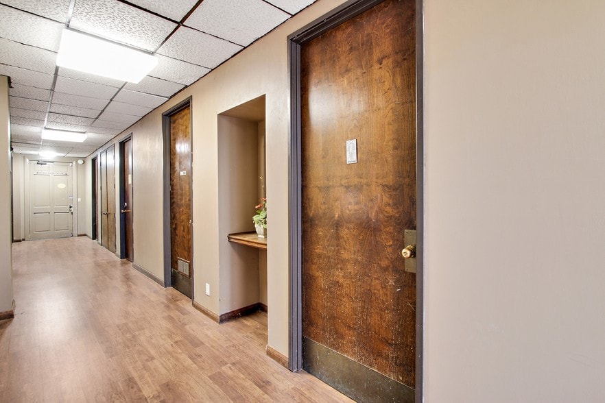 More Photos Of 23030 Lyons Ave, Santa Clarita Medical For Lease