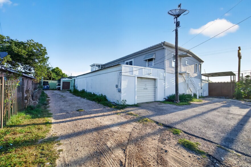 More Photos Of 702 Marcella St, Houston General Retail For Sale