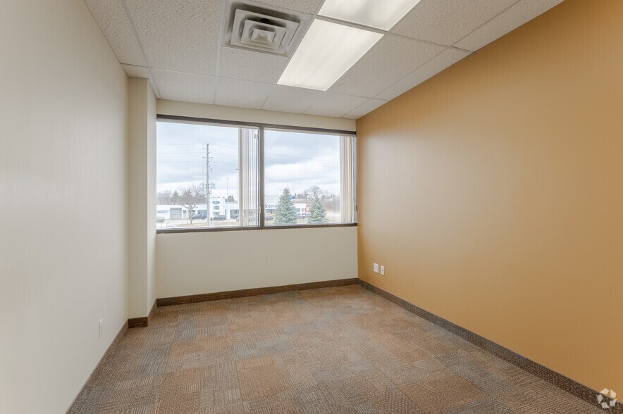 More Photos Of 700 Dorval Dr, Oakville Unknown For Lease