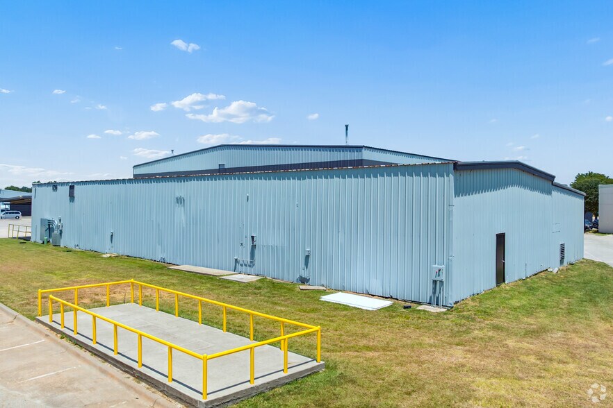 More Photos Of 1716 Shady Oaks Dr, Denton Warehouse For Lease