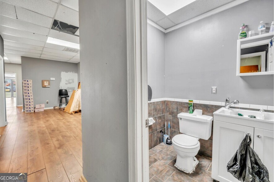 More Photos Of 905 Hillcrest Pky, Dublin Storefront For Sale