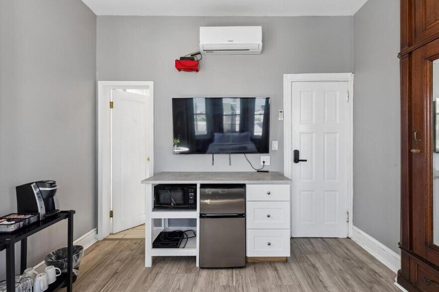 More Photos Of 1611 S Broad St, Philadelphia Specialty For Sale
