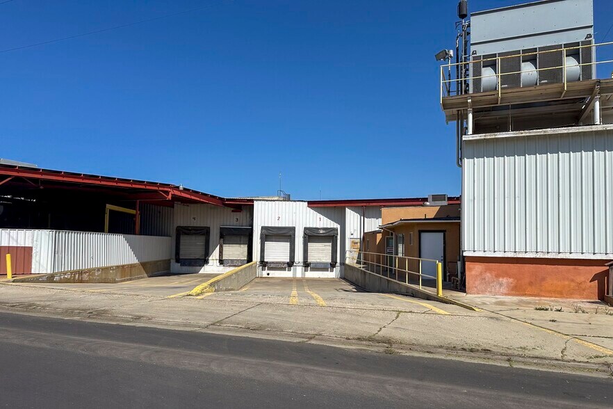 More Photos Of 200 N Uruapan Way, Dinuba Warehouse For Sale