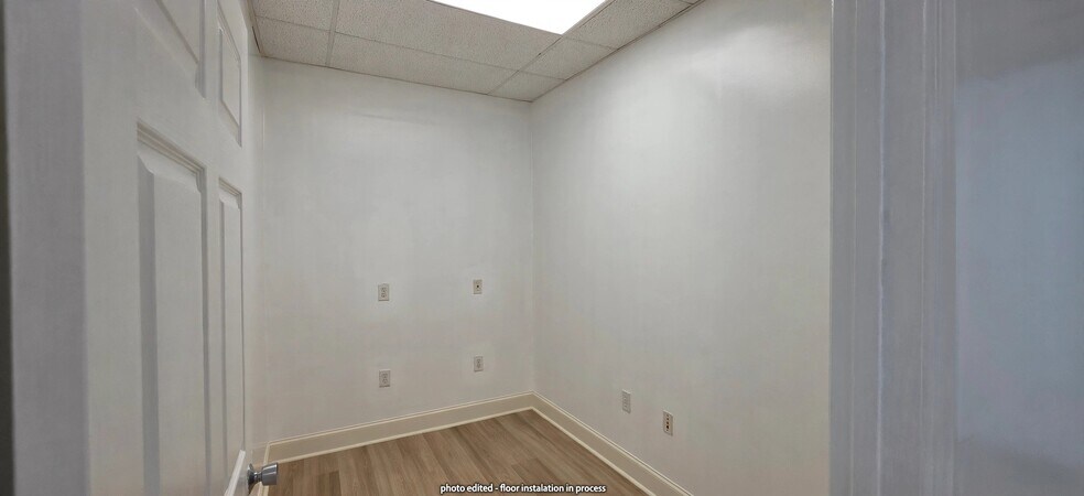 More Photos Of 7810 Kingspointe Pky, Orlando Warehouse For Lease