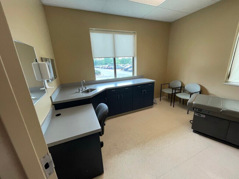 More Photos Of 3703 Doty Rd, Woodstock Medical For Lease