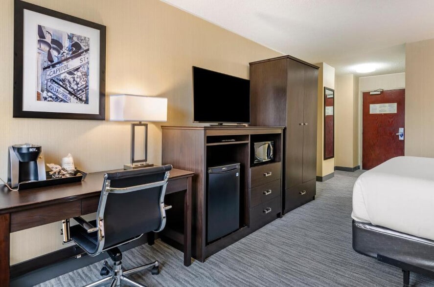 More Photos Of 1000 Washington St E, Charleston Hotel For Sale