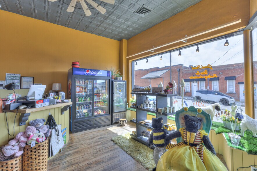 More Photos Of 108 W Walnut St, Smithville Restaurant For Sale