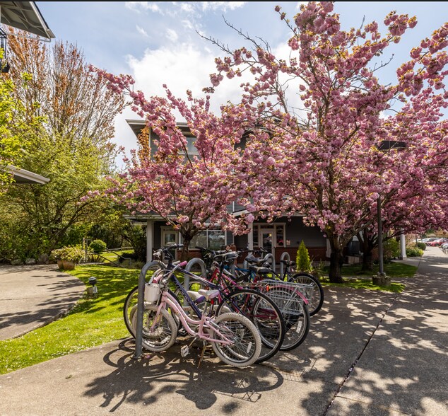 More Photos Of 4759-4779 Lynwood Center Rd NE, Bainbridge Island Apartments For Lease