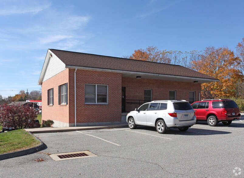 More Photos Of 31 Halls Hill Rd, Colchester Storefront Retail Office For Lease