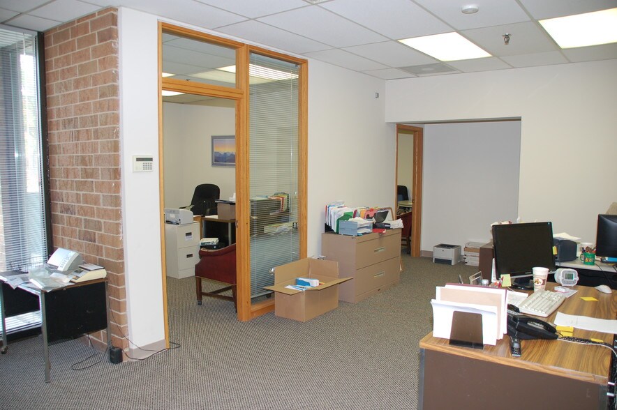 More Photos Of 3160-3196 N Kennicott Ave, Arlington Heights Warehouse For Lease