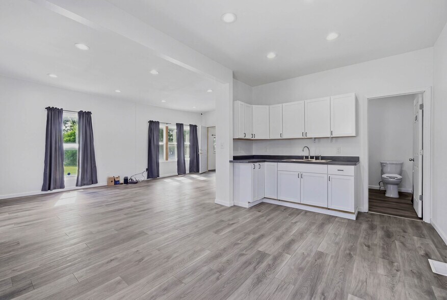More Photos Of 307 E 23rd St S, Independence Office For Sale