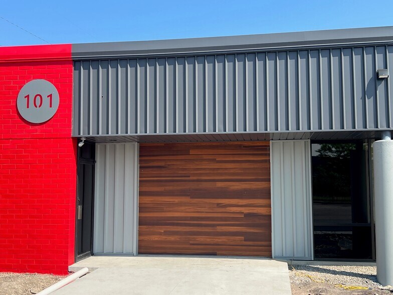 More Photos Of 8949 N Deerbrook Trl, Brown Deer Flex For Lease