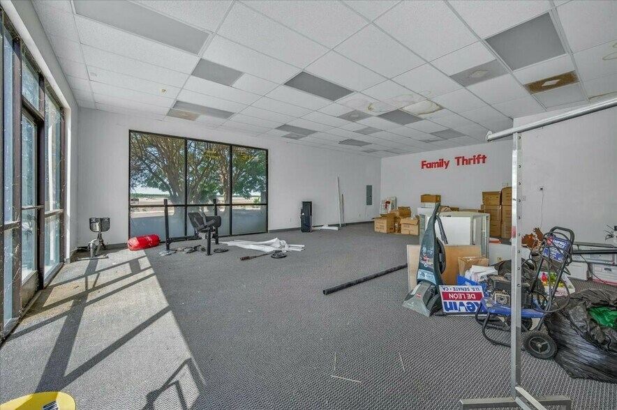 More Photos Of 8339 W Elm Ave, San Joaquin General Retail For Lease
