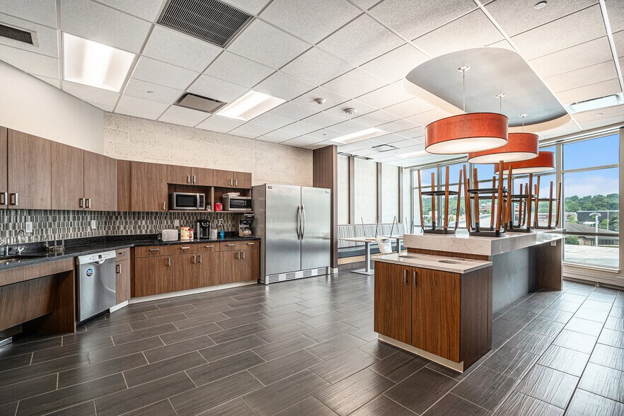 More Photos Of 1825 S Park St, Kalamazoo Medical For Lease