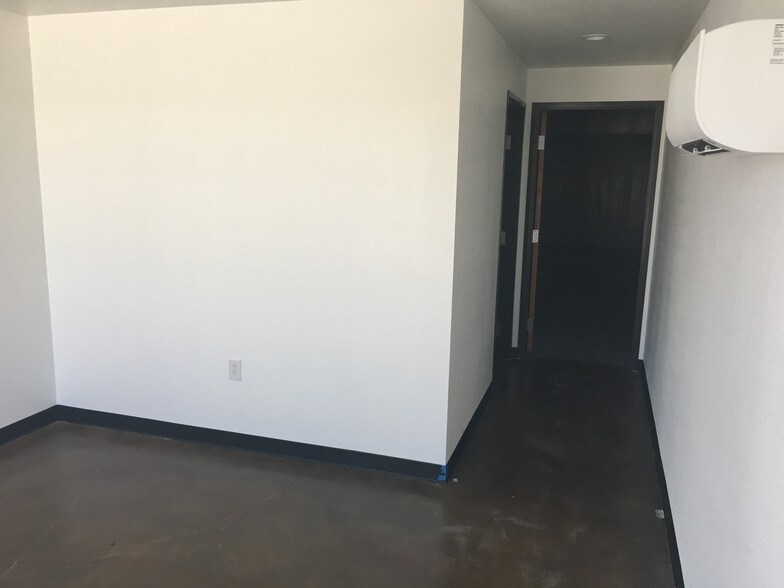 More Photos Of 301 Thomas Pl, Everman Warehouse For Lease