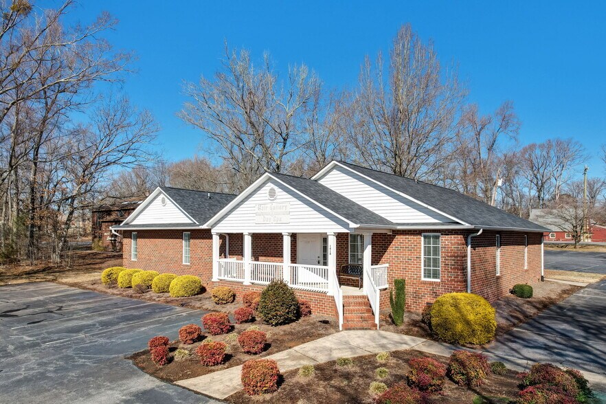 More Photos Of 1418 Freeway Dr, Reidsville Freestanding For Sale