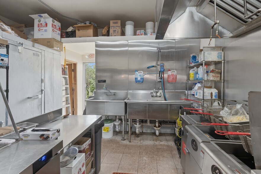More Photos Of 154 Chestnut Ave, Jersey City Restaurant For Lease