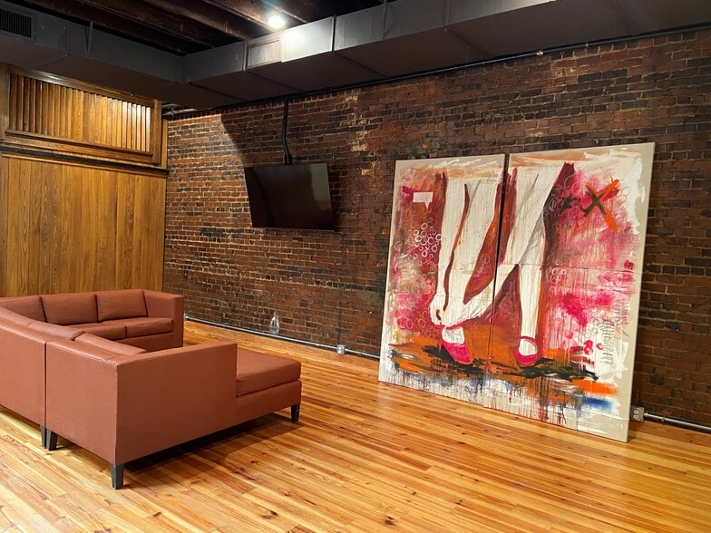 More Photos Of 221 S Tryon St, Charlotte Storefront Retail Office For Sale