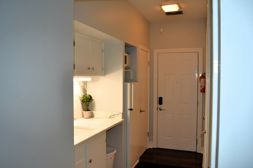 More Photos Of 1019 S Perry St, Montgomery Office For Sale