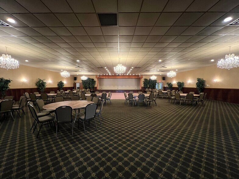 More Photos Of 720 N Wisconsin Ave, Elkhorn Restaurant For Sale
