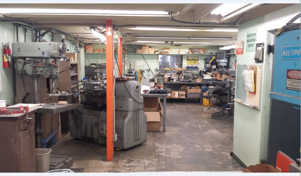 More Photos Of 15954-15958 Arminta St, Van Nuys Warehouse For Lease