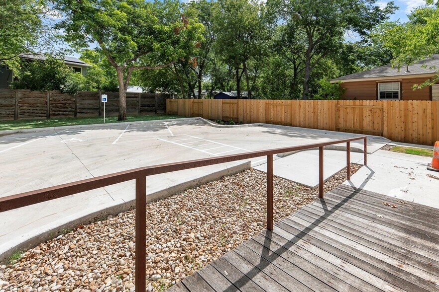 More Photos Of 1512 W Koenig Ln, Austin Office For Sale