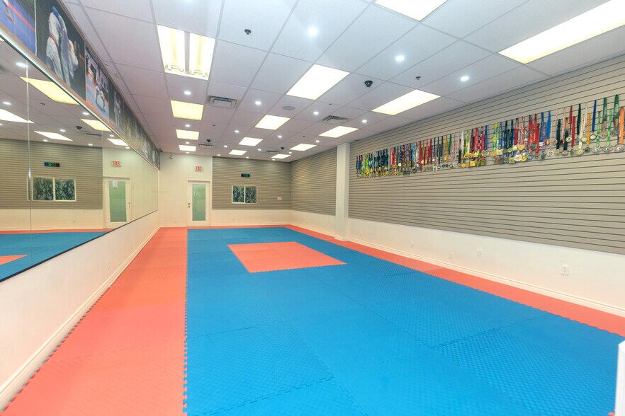 More Photos Of 3045 Southcreek Rd, Mississauga Showroom For Sale