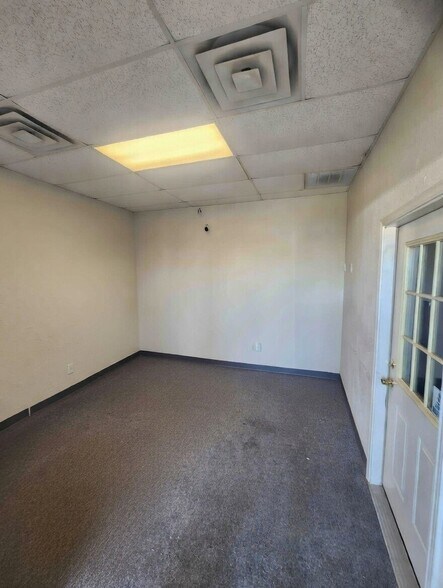 More Photos Of 908 N Twin Creek Dr, Killeen Warehouse For Lease