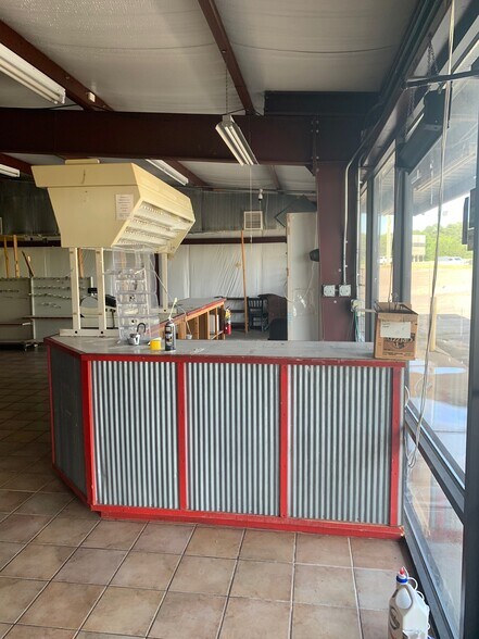 More Photos Of 16508 Hwy 65 S, Damascus Service Station For Sale