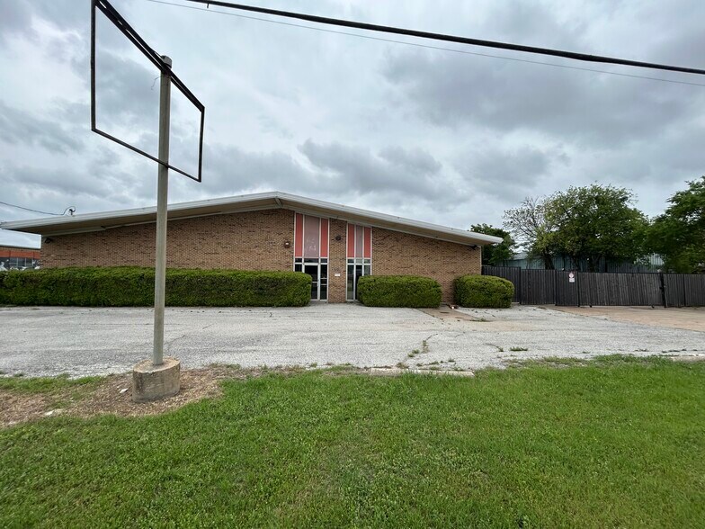 More Photos Of 3228 Beckley Rd, Lancaster Warehouse For Sale