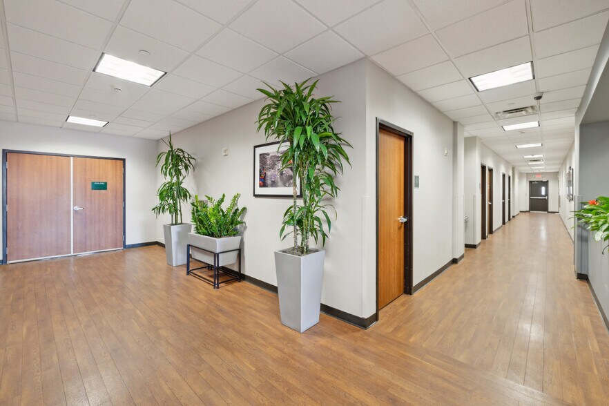 More Photos Of 18626 Hardy Oak Blvd, San Antonio Medical For Lease