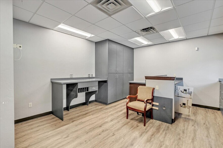 More Photos Of 809 Cornell Pky, Oklahoma City Storefront Retail Residential For Lease