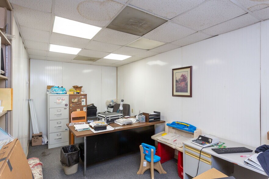 More Photos Of 710 4th St, Shenandoah Warehouse For Sale