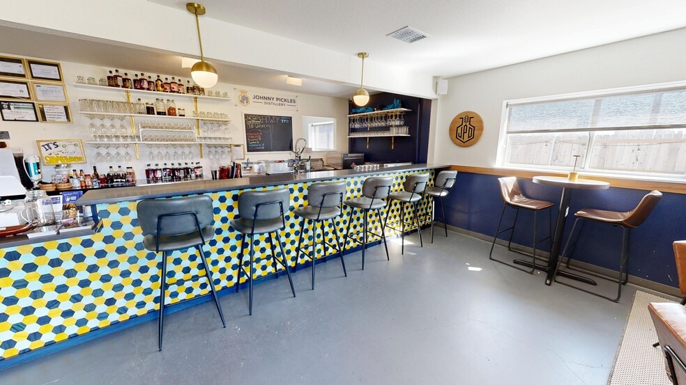 More Photos Of 1711 N Austin St, Seguin Showroom For Sale