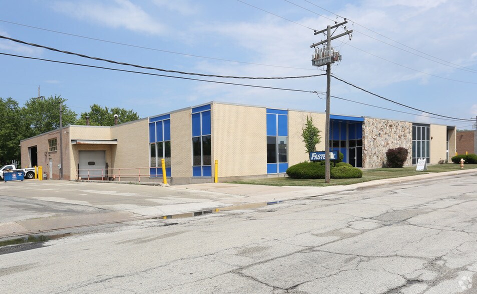 More Photos Of 2427-2435 Braga Dr, Broadview Warehouse For Lease