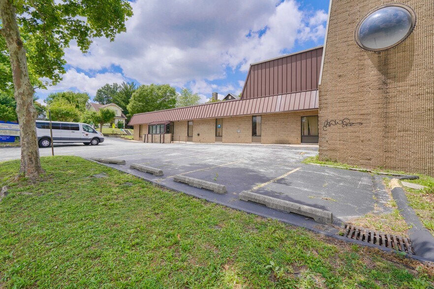 More Photos Of 6200 Harford Rd, Baltimore Storefront Retail Office For Sale