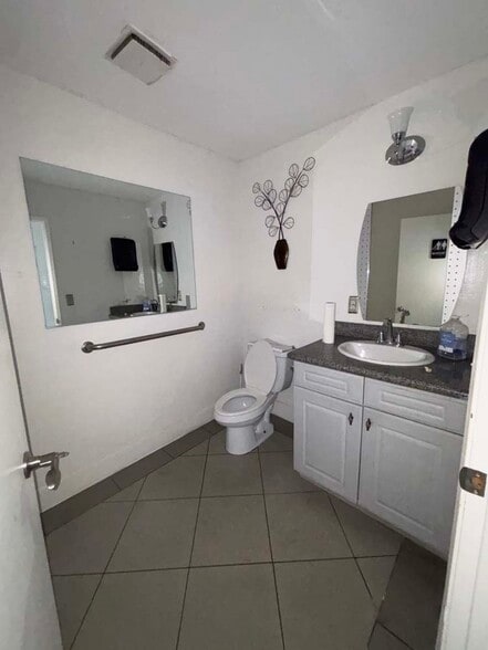 More Photos Of 747 Milford St, Glendale Warehouse For Lease