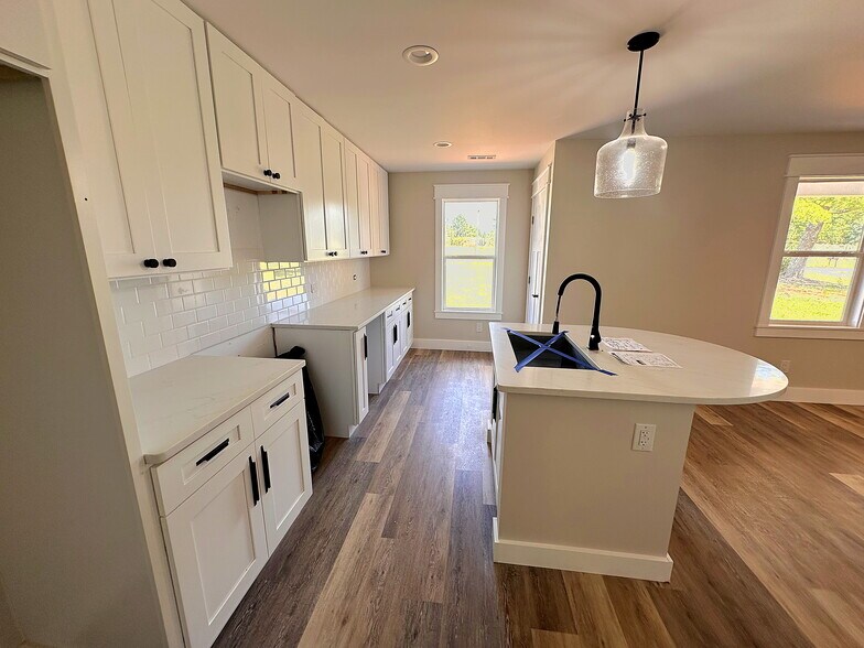More Photos Of 5735 Fallston Rd, Lawndale Flex For Sale