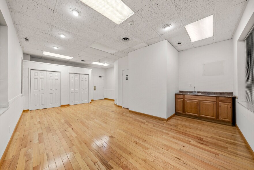 More Photos Of 2083 Center Ave, Fort Lee Medical For Lease