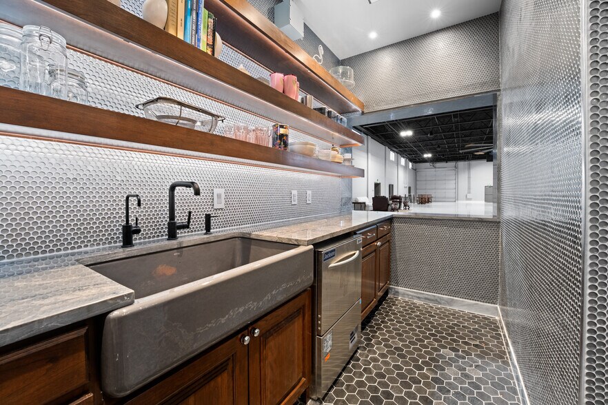 More Photos Of 1400 S Gribble St, Sherman Flex For Sale