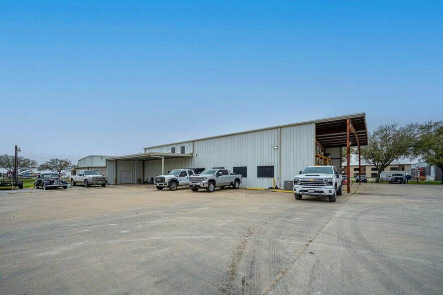 More Photos Of 4141 Katy Hockley Rd, Katy Warehouse For Lease