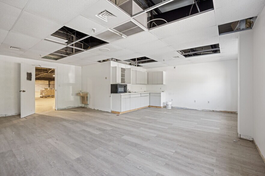 More Photos Of 2000 S Delphine Ave, Lyndhurst Warehouse For Lease
